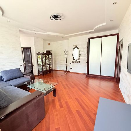 Светлая Квартира Appartement Odessa Buitenkant foto
